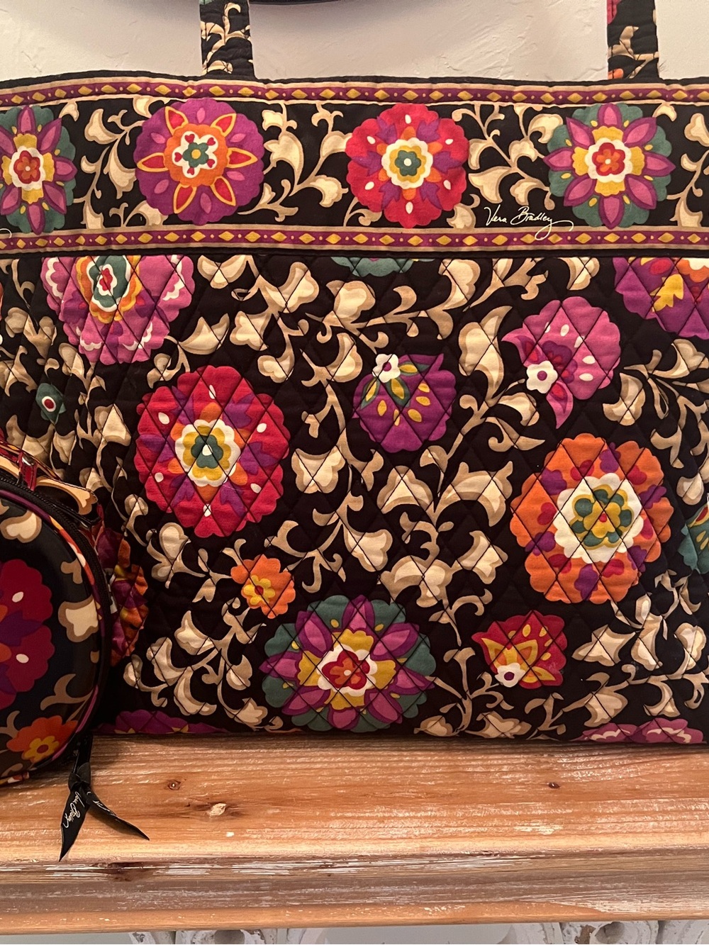 Vera Bradley Suzani Holiday Tote with Matching Makeup Bag 16”x14”x8” - Picture 8 of 11